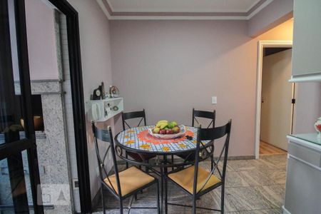 Apartamento à venda com 213m², 4 quartos e 3 vagas Apartamento à venda com 213m², 4 quartos e 3 vagassala almoco