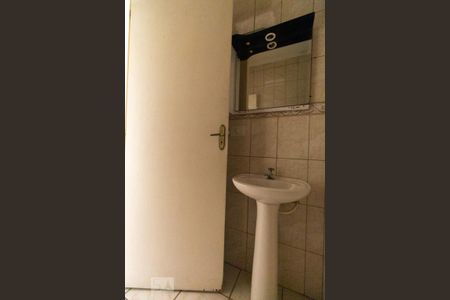 Banheiro de casa de condomínio para alugar com 2 quartos, 80m² em Vila Bancária, São Paulo