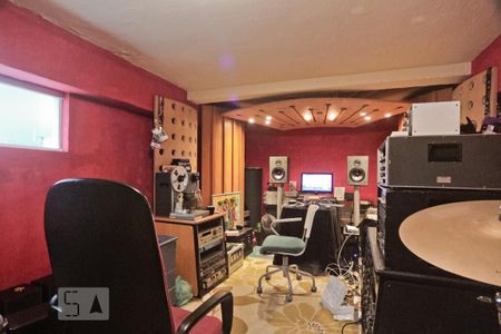 Casa à venda com 400m², 2 quartos e 2 vagas Casa à venda com 400m², 2 quartos e 2 vagasEdícula