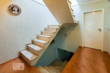 Casa à venda com 250m², 2 quartos e 4 vagas Casa à venda com 250m², 2 quartos e 4 vagasEscada