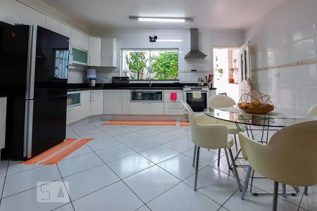Casa à venda com 250m², 2 quartos e 4 vagas Casa à venda com 250m², 2 quartos e 4 vagasCozinha