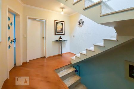 Casa à venda com 250m², 2 quartos e 4 vagas Casa à venda com 250m², 2 quartos e 4 vagasEscada