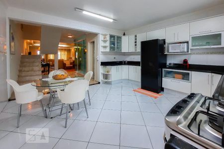 Casa à venda com 250m², 2 quartos e 4 vagas Casa à venda com 250m², 2 quartos e 4 vagasCozinha