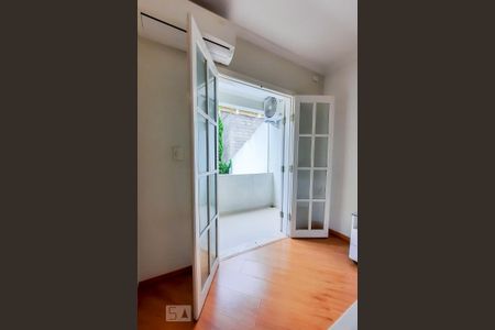 Casa à venda com 250m², 2 quartos e 4 vagas Casa à venda com 250m², 2 quartos e 4 vagasVaranda da Suíte 1