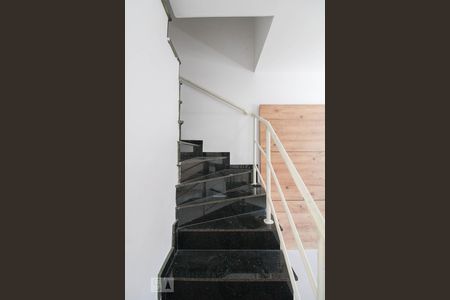 Casa de condomínio à venda com 60m², 2 quartos e 1 vagaEscada