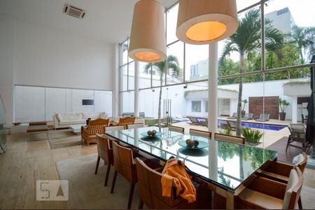 Sala de casa de condomínio à venda com 5 quartos, 700m² em Barra da Tijuca, Rio de Janeiro