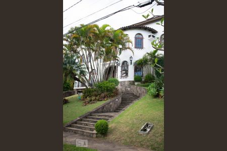 Casa de condomínio à venda com 550m², 3 quartos e 6 vagasFachada