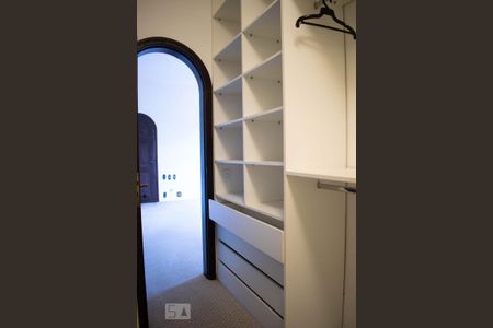 Casa de condomínio à venda com 550m², 3 quartos e 6 vagasCloset 1