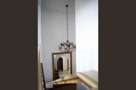 Casa de condomínio à venda com 550m², 3 quartos e 6 vagasEscadaria