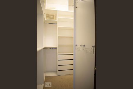 Casa de condomínio à venda com 550m², 3 quartos e 6 vagasCloset 1