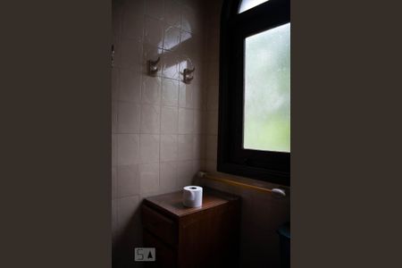 Casa de condomínio à venda com 550m², 3 quartos e 6 vagasBanheiro da Churrasqueira