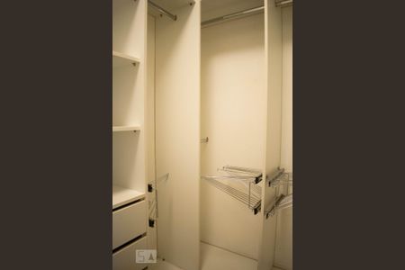 Casa de condomínio à venda com 550m², 3 quartos e 6 vagasCloset 1