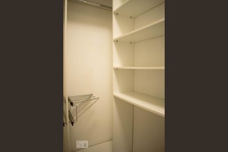 Casa de condomínio à venda com 550m², 3 quartos e 6 vagasCloset 1