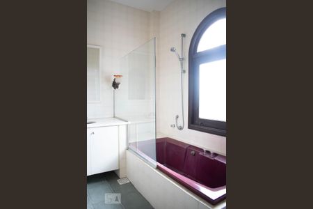 Casa de condomínio à venda com 550m², 3 quartos e 6 vagasBanheiro Suíte 2