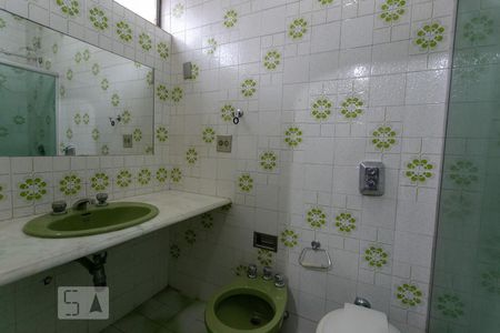 Apartamento à venda com 345m², 4 quartos e 2 vagas Apartamento à venda com 345m², 4 quartos e 2 vagasBanheiro da Suíte 1