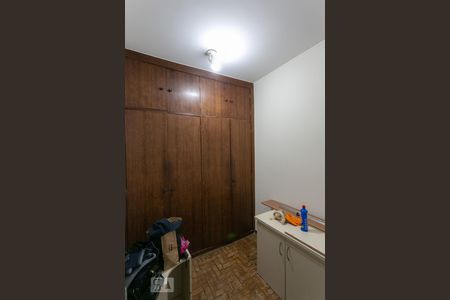 Apartamento à venda com 345m², 4 quartos e 2 vagas Apartamento à venda com 345m², 4 quartos e 2 vagasQuarto de Serviço