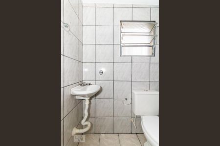 Banheiro de casa para alugar com 3 quartos, 60m² em Vila Irmaos Arnoni, São Paulo