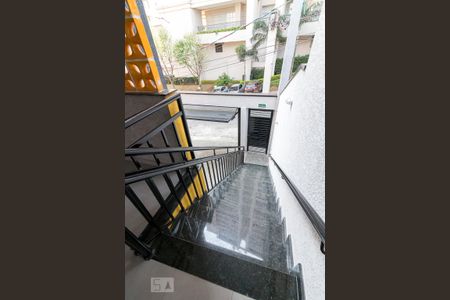 Apartamento à venda com 46m², 2 quartos e 1 vagaEscadas de acesso aos apartamentos