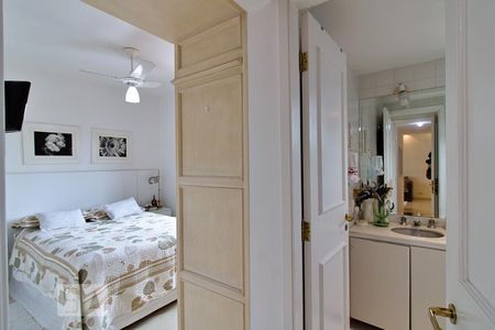 Suíte  de apartamento à venda com 2 quartos, 66m² em Super Quadra Morumbi, São Paulo