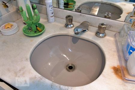 Apartamento à venda com 66m², 2 quartos e 2 vagasBanheiro da Suíte 