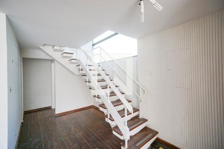 Hall da escada de casa à venda com 3 quartos, 243m² em Vila Gomes Cardim, São Paulo