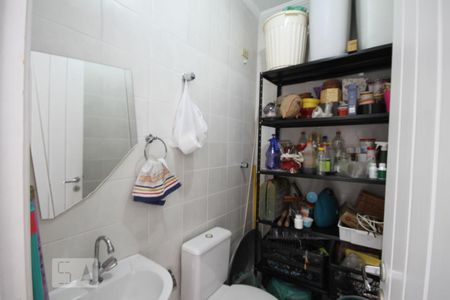 Casa de condomínio à venda com 237m², 3 quartos e 3 vagasBanheiro de Serviço