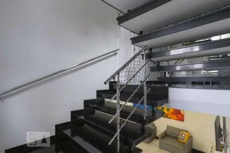 Casa de condomínio à venda com 380m², 3 quartos e 3 vagasEscada