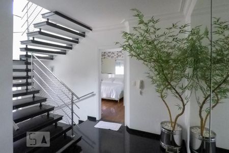 Casa de condomínio à venda com 380m², 3 quartos e 3 vagasEscada