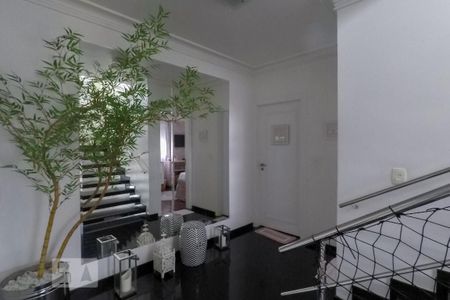 Casa de condomínio à venda com 380m², 3 quartos e 3 vagasEscada