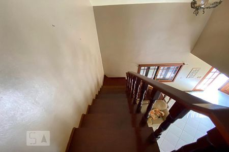 Casa à venda com 200m², 4 quartos e 4 vagas Casa à venda com 200m², 4 quartos e 4 vagasEscada