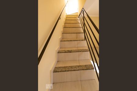 Apartamento à venda com 130m², 2 quartos e 2 vagas Apartamento à venda com 130m², 2 quartos e 2 vagasEscada