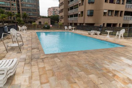 Apartamento à venda com 155m², 3 quartos e 2 vagas Apartamento à venda com 155m², 3 quartos e 2 vagasÁrea comum - Piscina