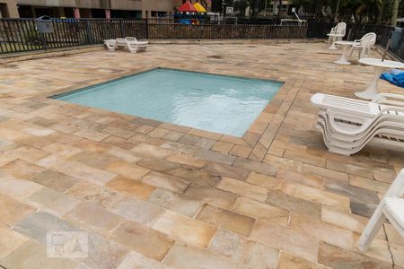 Apartamento à venda com 155m², 3 quartos e 2 vagas Apartamento à venda com 155m², 3 quartos e 2 vagasÁrea comum - Piscina