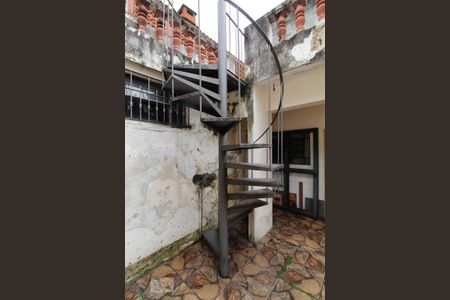 Casa à venda com 250m², 3 quartos e 1 vaga Casa à venda com 250m², 3 quartos e 1 vagaEscada