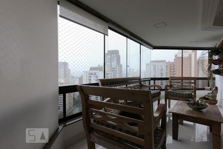 Apartamento à venda com 220m², 3 quartos e 4 vagasvaranda