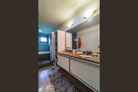 Apartamento à venda com 257m², 4 quartos e 4 vagasBanheiro da Suíte 4