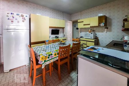 Casa à venda com 470m², 5 quartos e 7 vagas Casa à venda com 470m², 5 quartos e 7 vagasCozinha