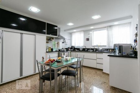 Casa à venda com 240m², 3 quartos e 3 vagasCozinha