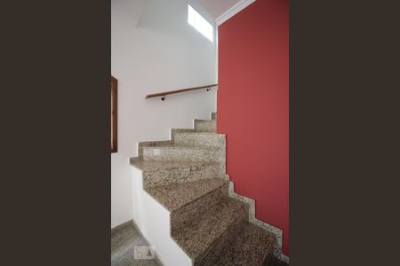 Escadas de casa de condomínio para alugar com 3 quartos, 250m² em Parque Monte Alegre, Taboão da Serra