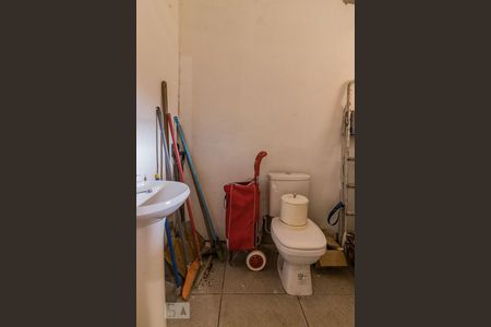 Casa de condomínio à venda com 300m², 3 quartos e 4 vagasBanheiro de Serviço