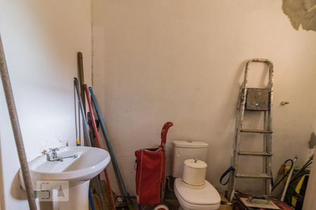 Casa de condomínio à venda com 300m², 3 quartos e 4 vagasBanheiro de Serviço