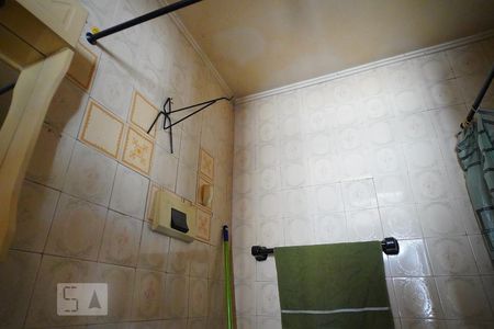 Banheiro de apartamento para alugar com 1 quarto, 38m² em São Sebastião, Porto Alegre