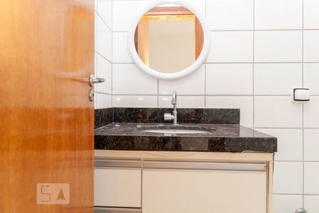 Banheiro da Suíte 1 de apartamento para alugar com 2 quartos, 60m² em Santa Mônica, Uberlândia