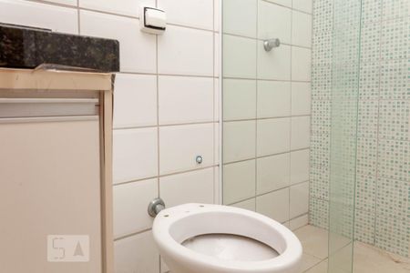 Banheiro da Suíte 1 de apartamento para alugar com 2 quartos, 60m² em Santa Mônica, Uberlândia