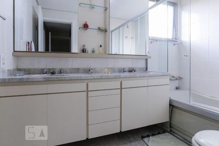 Apartamento à venda com 170m², 3 quartos e 3 vagasBanheiro Suíte 1