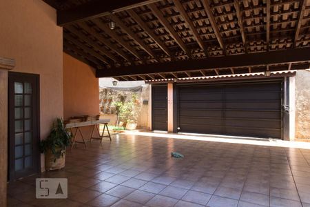 Casa para alugar com 700m², 3 quartos e 6 vagasVista da janela da sala de TV