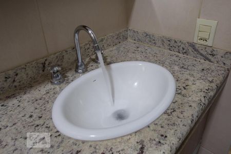 Casa para alugar com 700m², 3 quartos e 6 vagasBanheiro da suíte 1 - pia