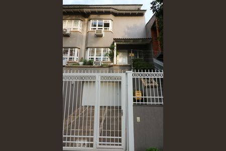 Casa à venda com 285m², 4 quartos e 3 vagasFachada