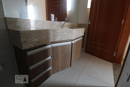 Casa à venda com 650m², 4 quartos e 5 vagasBanheiro do Quarto 2