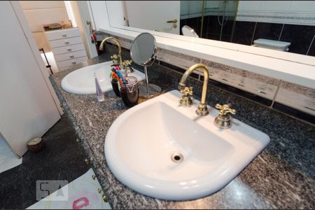 Casa à venda com 380m², 4 quartos e 3 vagas Casa à venda com 380m², 4 quartos e 3 vagasBanheiro da suíte 2